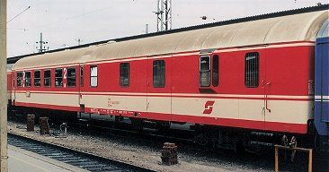 Passenger car 2nd class with Centre-Boarding & Baggage Compartme<br /><a href='images/pictures/Roco/45522.jpg' target='_blank'>Full size image</a>